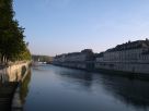 Alignement d'immeubles le long des quais, éclairage matinal